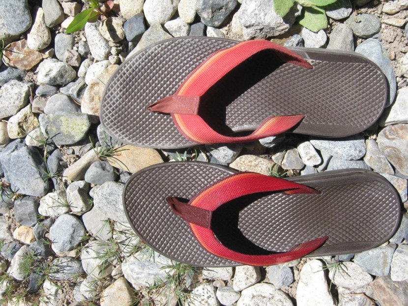 flip flops men - dirty sandal on top, sandal cleaned with nikwax sandal wash on bottom.