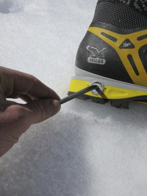 salewa pro gaiter - the salewa pro gaiter has a climb/walk mode which is adjusted with...