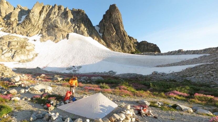 ultralight tent - the hyperlite mountain gear flat tarp pitched in super-low storm...