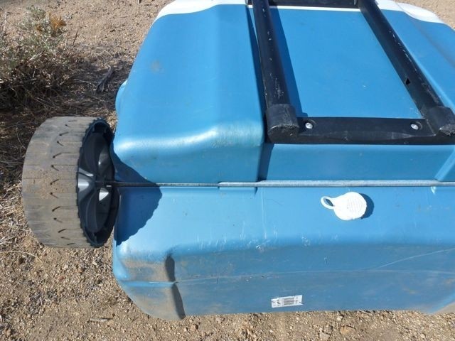 igloo island breeze 60 roller - detail of the wheel, axle, and drain area of igloo&#039;s island breeze...