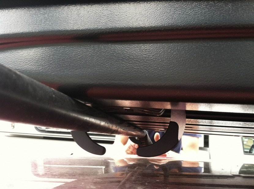 thule sonic large - thule uses its &quot;acutight mounting hardware,&quot; essentially just arms...