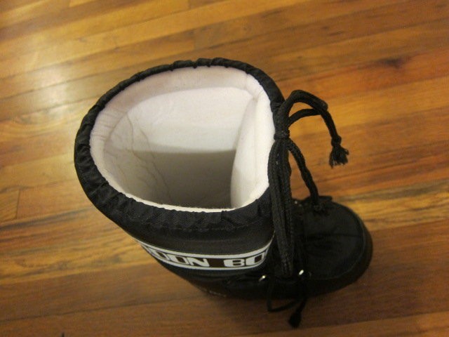 tecnica moon boot - a look down inside the moon boot reveals its thick, yet lightweight...