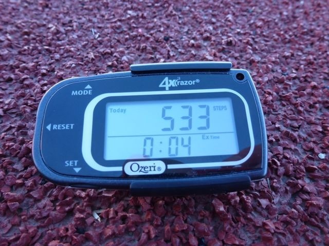 ozeri 4x3 razor digital pocket 3d - this photo shows the ozeri razor's screen in exercise time mode. the...