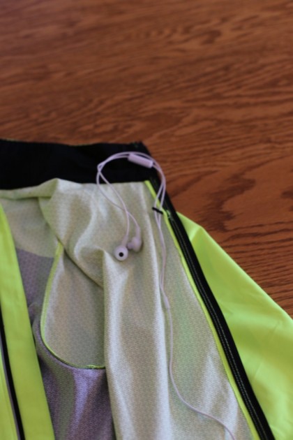 brooks infiniti jacket - there&#039;s a loop on the infiniti iv to hold your headphone cords in...