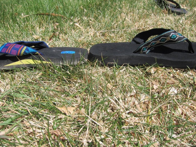 teva women&#039;s mush ii - teva on the left vs. reef sandy on the right. the sandy&#039;s sole is...