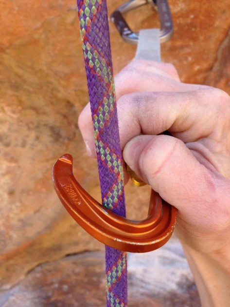 petzl spirit straight gate - thanks to its keylock design, this carabiner is easy to unclip from...