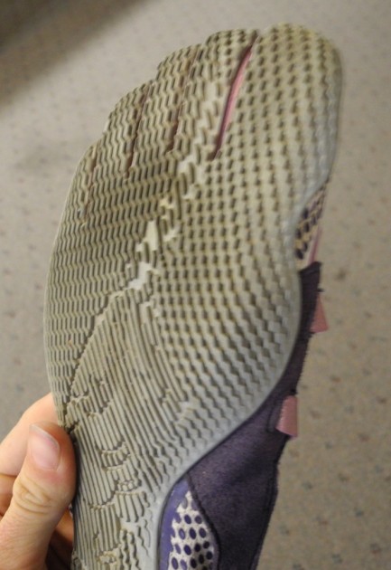 vibram fivefingers alitza - a close-up view of the low-profile serrated blade lug design on the...