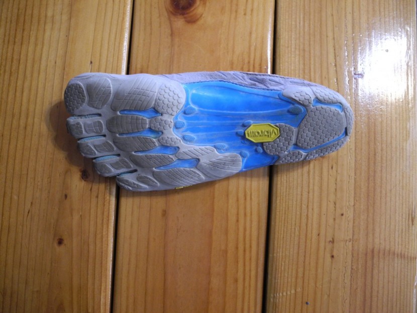 vibram fivefingers see ya- women&#039;s - a bottom view of the seeya. notice the lack of rubber along the arch...