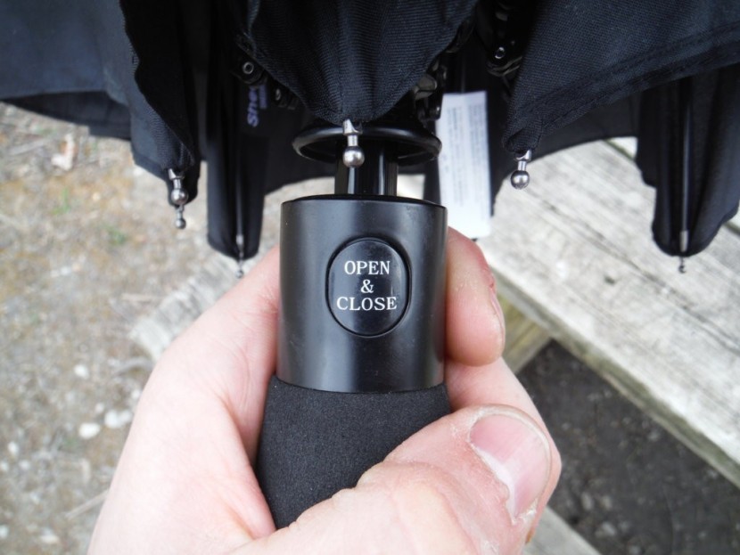 windpro compact auto - the windpro opens by simply pressing the button that&#039;s clearly...