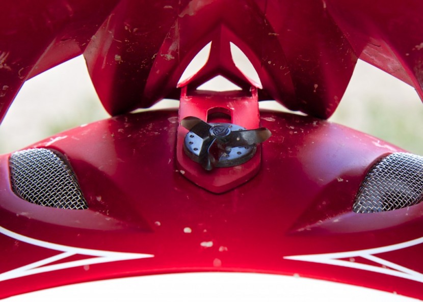 troy lee d3 - the d3&#039;s visor is locked in place by a plastic thumbscrew that...