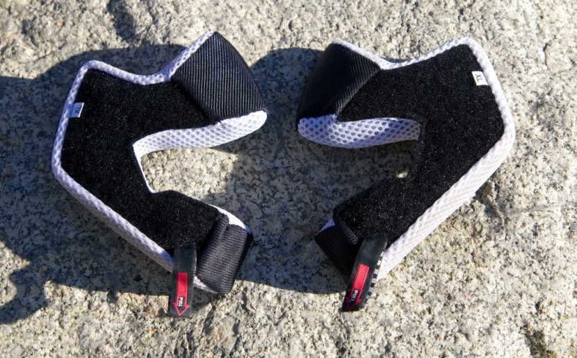 troy lee d3 - the d3&#039;s cheek pads attach to the helmet with large areas of velcro...