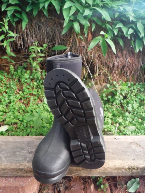 the original muck boot company chore mid - the tread on the chore is heavily grooved to allow loose ground to...