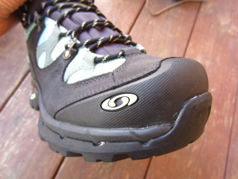 salomon comet 3d gtx for women - a protective rubber toe cap and wrap around mud guard keep these...