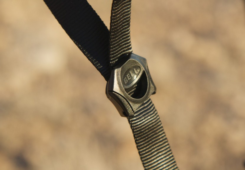 bell volt - the harness yoke is adjusted with a locking buckle.