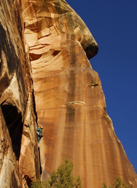 patagonia simple guide hoody - enjoying unhindered mobility in the simple guide while rock climbing.