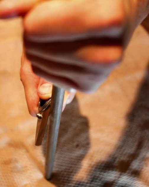 run one side of the knife&#039;s edge along the rod.