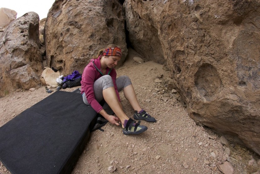 evolv shaman lv for women - slipping into the evolv shaman lv before a boulder problem. notice...