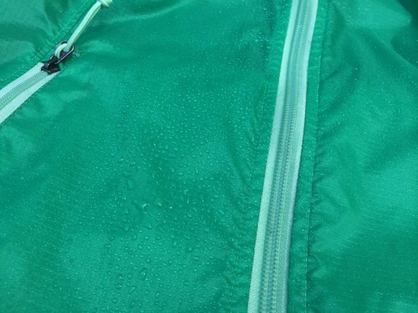 the north face cyclone hoodie for women - this wind breaker does a good job of beading moisture and keeping...