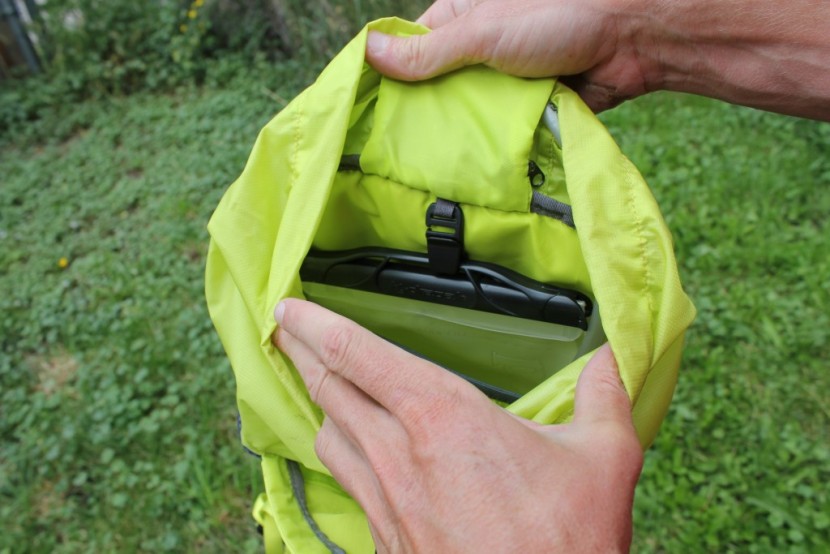 patagonia fore runner vest 10l - the hydrapak bladder in this pack stays upright by clipping onto...