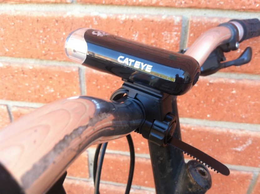 cateye hl-el135 - this light stays secure to the handle bar as well as fitting a...