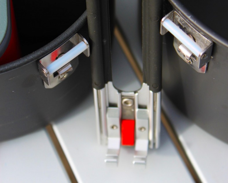 the handle can easily be changed between the two pots in this set by...