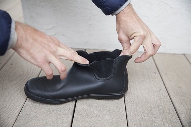 tretorn strala - the strala is pretty easy to get on and off. the cuts in the upper...