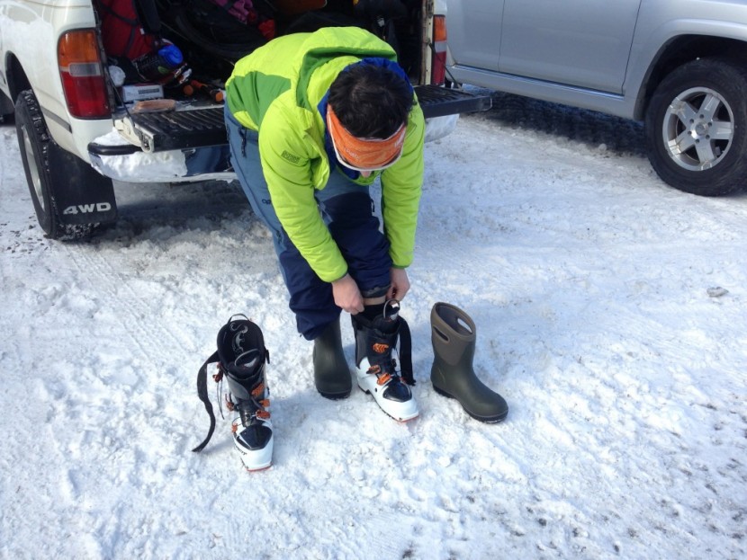 winter boots men - slip-on boots are easy to use after skiing, but they may not be warm...