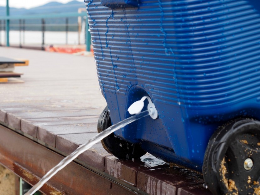 rubbermaid durachill wheeled 5-day - the durachill's drain keeps things fairly tidy, but its relatively...