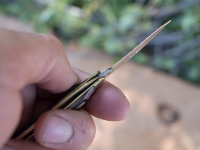 old timer 180t mighty mite - brass liner lock on the old timer, engaged. to close the blade the...