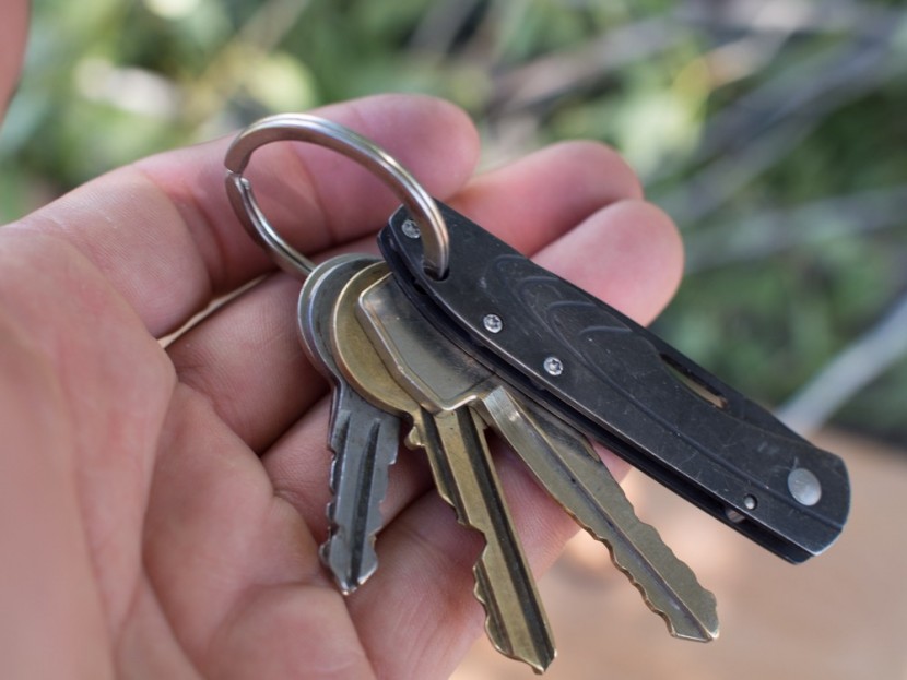 gerber stl 2.0 fine edge - the gerber fine edge nestles right in with a set of keys.