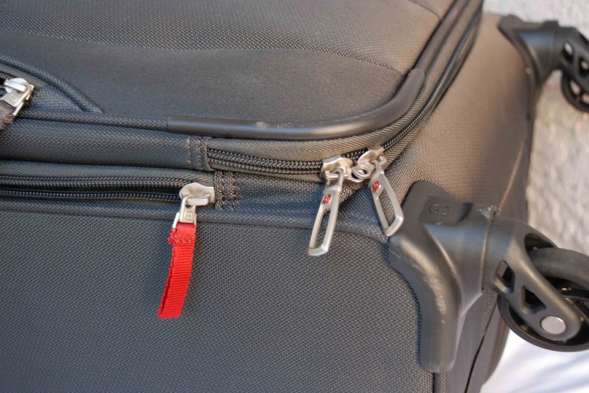 swissgear meyrin 20 - the lockable zipper tabs are a nice touch, as is the bright red...
