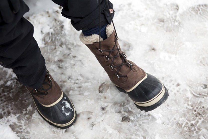 sorel caribou - the large lacing grommets make it very easy to pull the laces tight...
