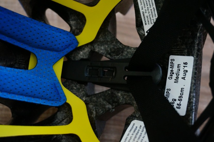 bell gage mips - the bell gage mips has a non-fixed rear strap system that provides a...