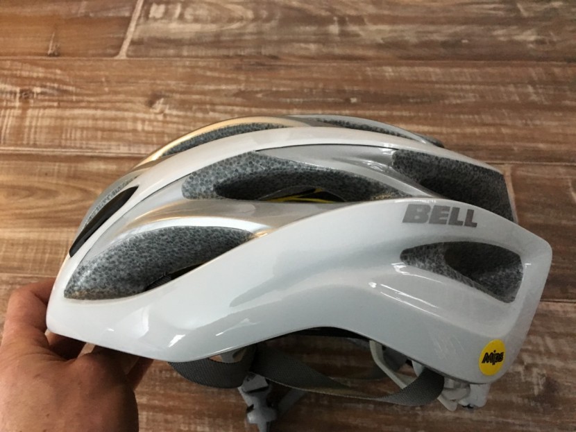 bell overdrive mips - side view of the affordable bell overdrive mips.