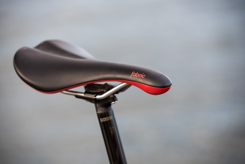 intense recluse pro 2017 - the fabric scoop radius elite saddle is a little road bike-esque.