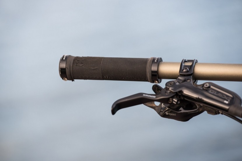 intense recluse pro 2017 - our hands did some damage to the intense dual density lock-on grips.