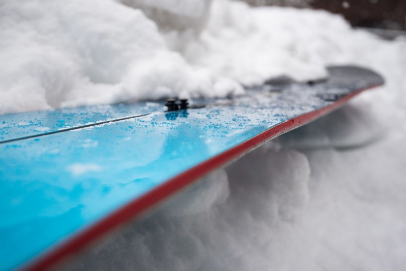 burton custom flying v - showing the edging details on the custom flying v.