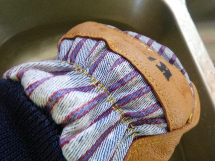 kinco pigskin leather - the cloth exterior fully absorbed water after just a squeeze or two...