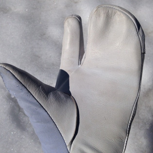 hestra heli three-finger for women - the three-finger construct allows free use of your pointer finger...