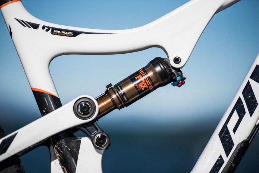 pivot mach 429 trail x01 eagle 2017 - the fox factory float dps rear shock has a linear curve that...