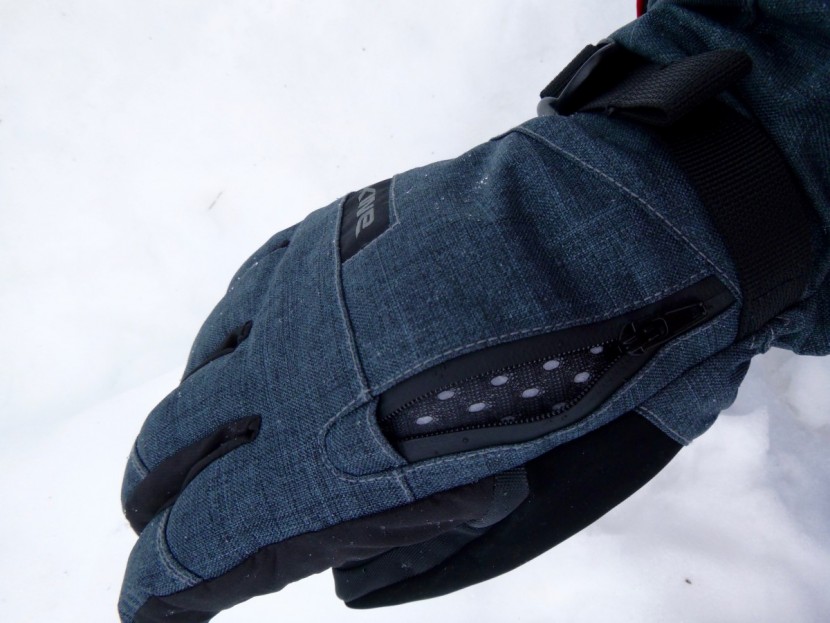 dakine titan - the titan has all the features and more that you&#039;d expect in a ski...