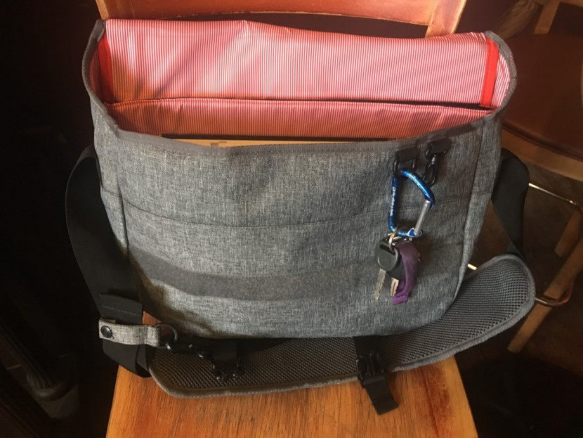 herschel supply pop quiz - the pop quiz messenger bag has two clipping options under the main...