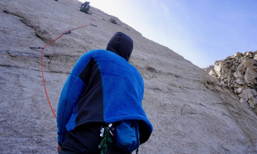 mountain hardwear monkey man grid ii hooded - stretchy side panels make this fleece easy to move around in. here...