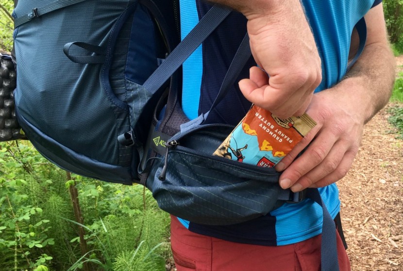 gregory paragon 68 - the paragon features a zippered pocket on either side of the waist...