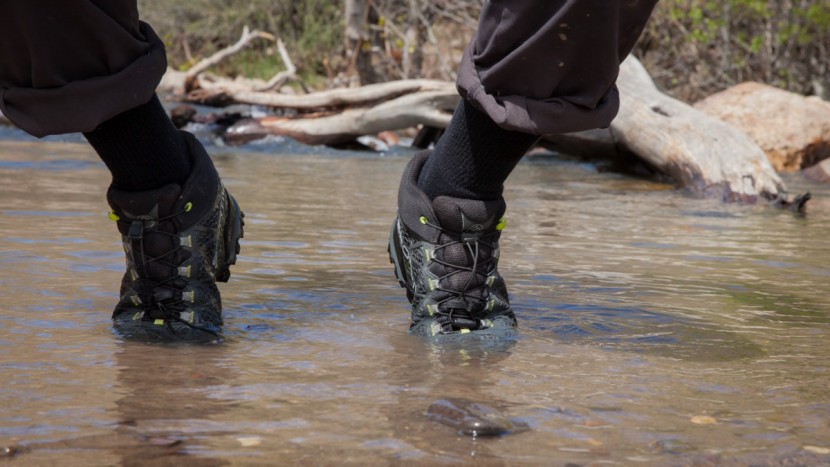 la sportiva synthesis mid gtx - the synthesis mid gtx offers top-notch waterproofing with a...