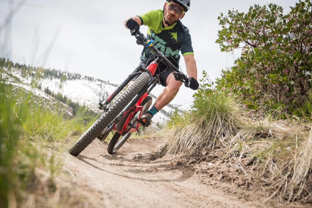 trek fuel ex 7 29 2017 trail mountain bike review - the dropper post allows testers to get low, but aggressive cornering...