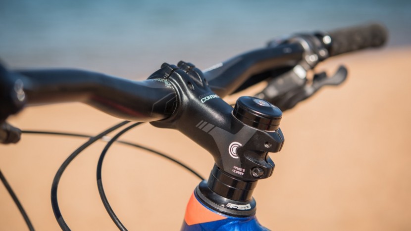 giant anthem 2 2017 - a 70mm stem stretches riders out over the front of the bike and...