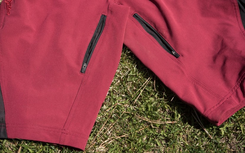 troy lee ruckus - zippered thigh vents on the troy lee ruckus.