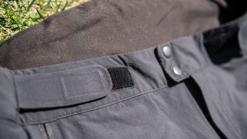 poc resistance enduro light - adjustable waist on the poc resistance.