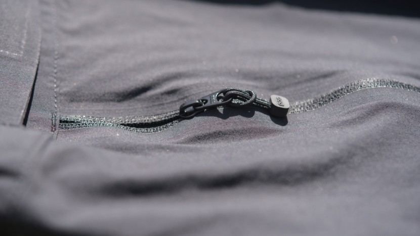 poc resistance enduro light - zippered pockets on the poc resistance.